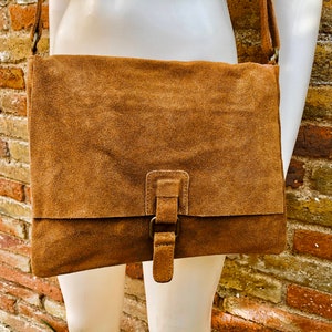 Sac à bandoulière en daim.Sac en cuir véritable marron camel. BOHO Sac en cuir naturel souple. Besace MARRON pour livres, tablettes...