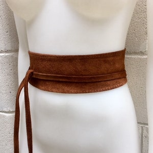 Obi belt in suede. Wrap belt in DARK saddle brown. Genuine leather wraparound belt. Dark CAMEL brown leather belt, dark tobacco  waist belt