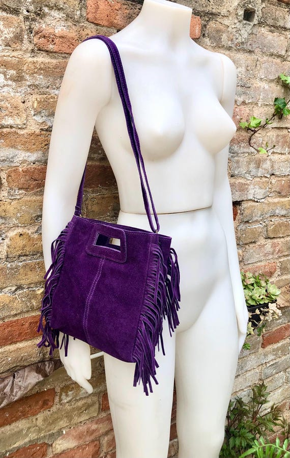 パープルのフリンジ付きクロスボディバッグ。フリンジ付きパープルの