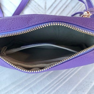 Petit sac en cuir VIOLET. Sac porté épaule ou bandoulière en cuir VÉRITABLE. Porte-monnaie en cuir mauve mauve avec houppes, bandoulière réglable et fermeture éclair image 7