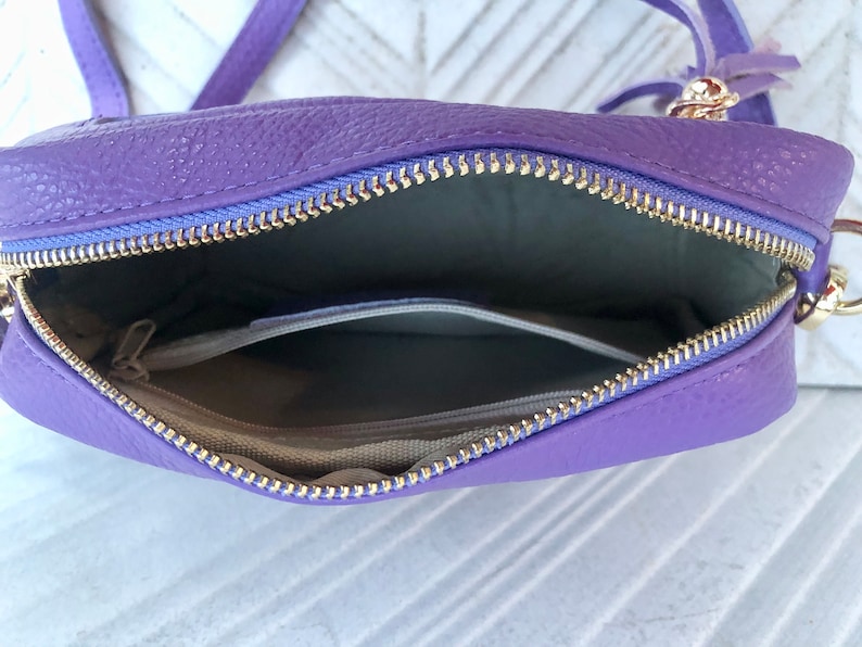 Petit sac en cuir VIOLET. Sac porté épaule ou bandoulière en cuir VÉRITABLE. Porte-monnaie en cuir mauve mauve avec houppes, bandoulière réglable et fermeture éclair image 7