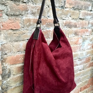 Slouch Ledertasche in BURGUNDY. DUNKELROT Hobo Tasche. Boho Tasche.Buch oder Tablet Taschen aus echtem Wildleder. Shopper aus Leder in Weinrot mit Reißverschluss