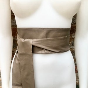 LIGHT BROWN obi belt. Wrap belt in soft genuine leather. Wraparound waist belt. Wide style. Boho dress belt in taupe brown leather
