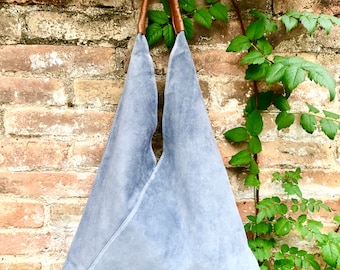 Sac en cuir souple en daim bleu - gris. Sac à bandoulière/shopper en cuir véritable. Sac en origami. Accent en cuir marron camel. Sac à main en daim bleu