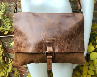 Kamelbraune Wildledertasche. Echtleder Geldbörse. Cossbody / Messenger Bag aus weichem Naturleder für Bücher, Tablets. Beige braune Wildleder Geldbörse