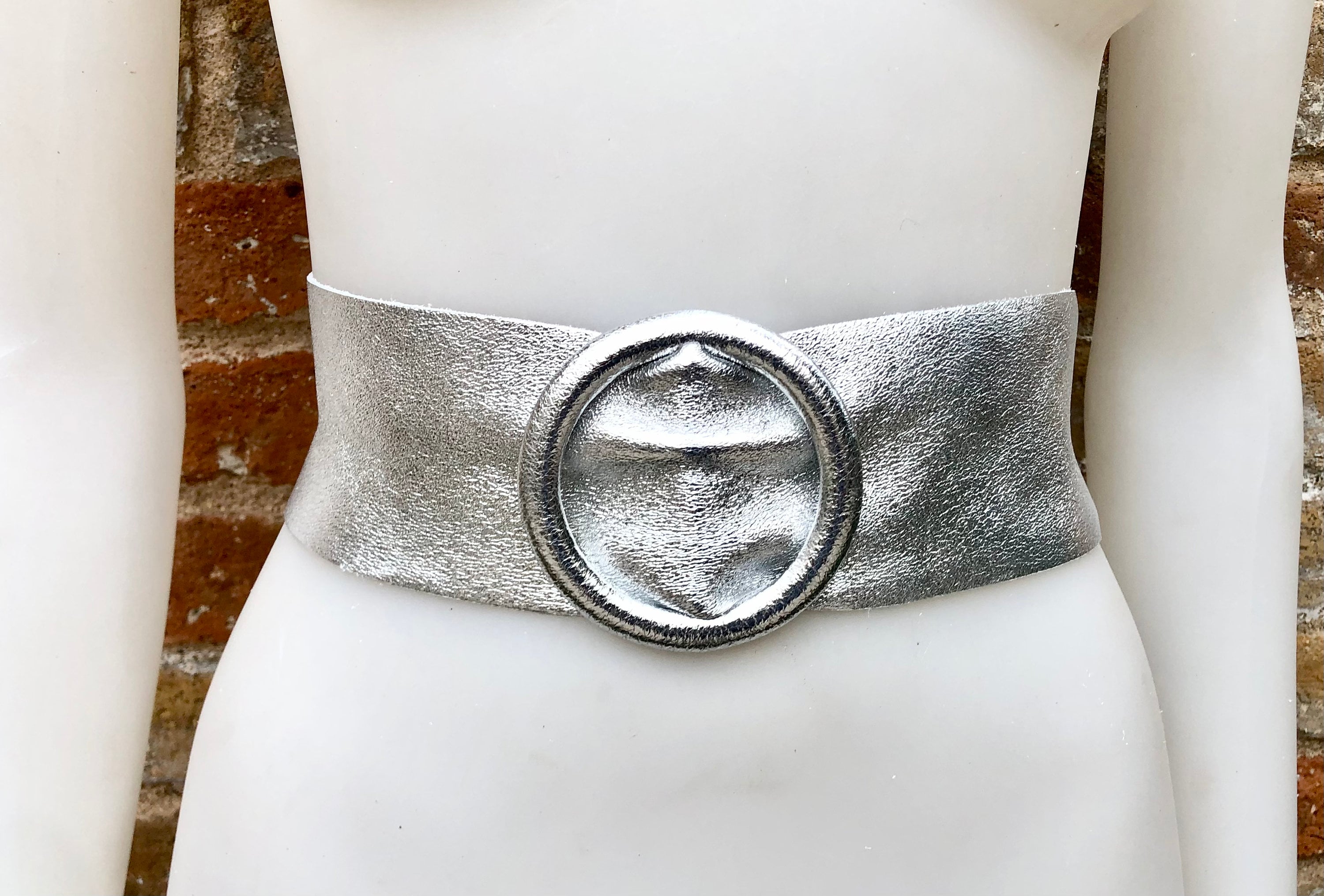 SILVER Metallic Leather Waist Belt With Large Round Buckle SILVER Metallic Leather Waist Belt With Large Round Buckle