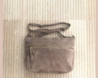 Bolso BOHO de piel serraje en color TAUPE. Bolso de piel natural suave con borlas, bandolera con correas ajustables. Bolso boho, festival o casual