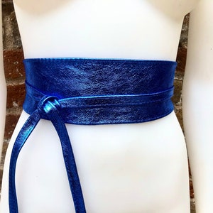Ceinture OBI en cuir bleu vif. Large ceinture en cuir véritable souple. Ceinture enveloppante métallisée, ceinture habillée bohème en cuir bleu royal