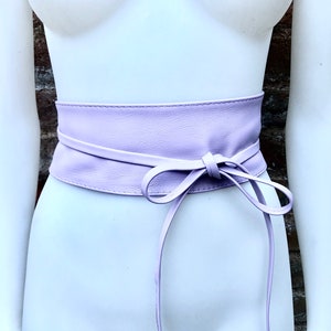 Ceinture obi violet clair en cuir véritable souple. Option PLUS LONGUE. Ceinture enroulée mauve. Ceinture enveloppante en cuir véritable lavande. image 6