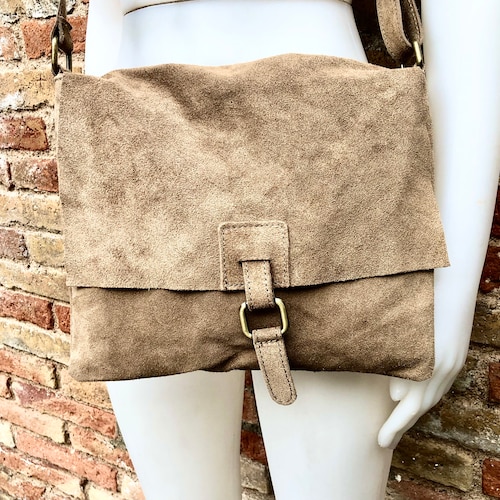 Sac bandoulière en daim. Sac en cuir VÉRITABLE beige-brun TAUPE. Sac BOHO en cuir naturel. Sac besace en daim pour livres, tablettes...