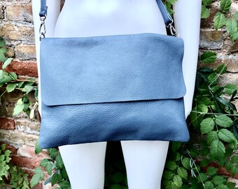 Blauw - grijze zachte leren tas in blauw. Echt leder. Blauwe schouder-/crossbody-/messengertas met klep, ritssluiting en verstelbare riem