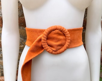 Ceinture en daim orange avec grande boucle ronde. Ceinture bohème en daim doux orange vif. Véritable cuir suédé orange naturel