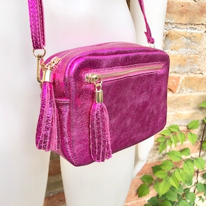 Petit sac en cuir rose vif. Sac à bandoulière / bandoulière en cuir VÉRITABLE. Porte-monnaie en cuir métallisé fuchsia. Pompons, bandoulière réglable + fermeture éclair