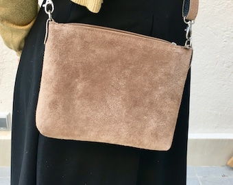 Bolso de piel de ante en DARK BEIGE. Bolso de cuerpo cruzado, bolso bandolera en piel GENUINE. Bolso de cuero pequeño con correa ajustable y cremallera.