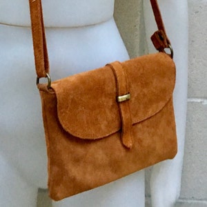 Sac en cuir suédé marron CAMEL. Sac à bandoulière couleur tabac en cuir VÉRITABLE. Petit sac en cuir avec bandoulière réglable et fermeture éclair.