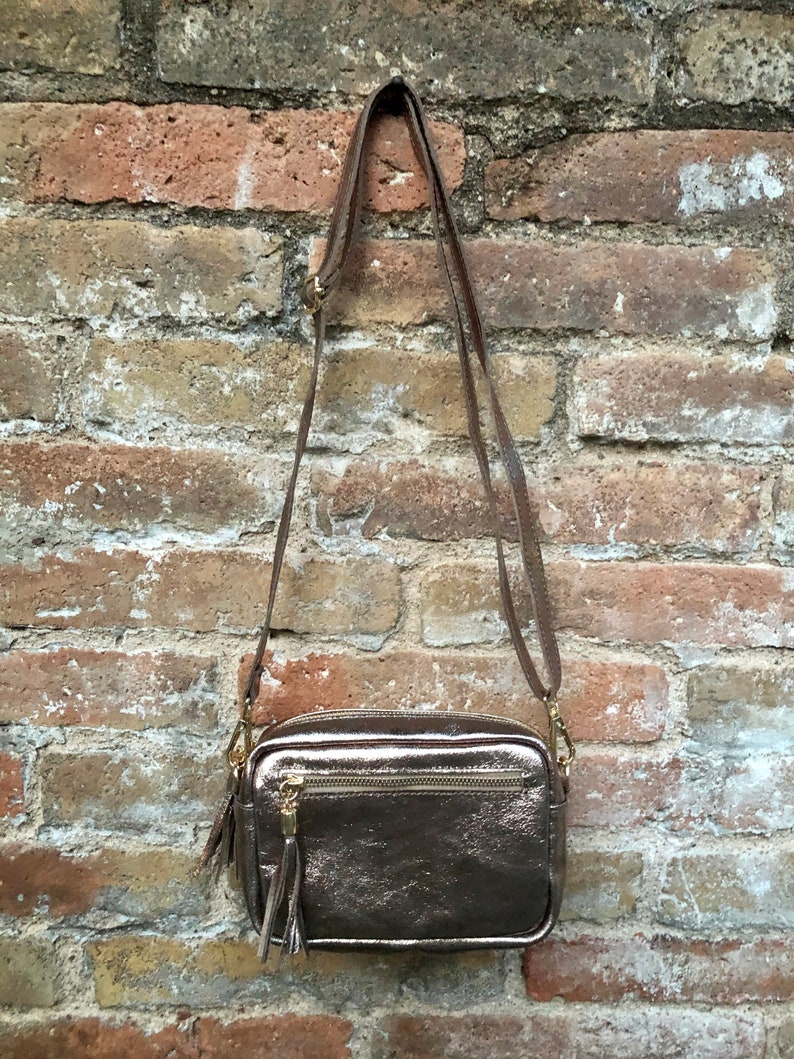 Kleine Ledertasche in bronze. Umhängetasche aus echtem Leder. Metallic Glanz dunkelgold Ledertasche, verstellbarer Riemen und Reißverschluss Bild 4