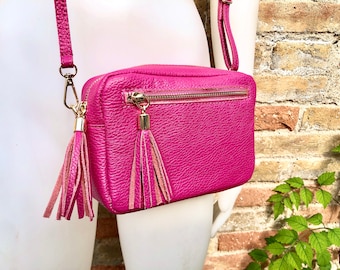 Kleine pinke Ledertasche. Umhängetasche / Umhängetasche aus echtem Leder. Fuchsia pinke Leder Geldbörse mit Quasten, verstellbarem Riemen und Reißverschluss