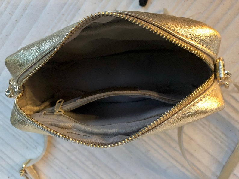 Kleine leren tas in goud. Schoudertas, schoudertas van ECHT leer. Metallic glanzende leren tas met verstelbare riem en ritssluiting afbeelding 10