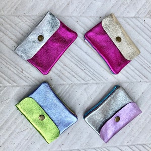 Monedero pequeño de auténtica piel metalizada con 3 bolsillos, cremallera + solapa. Se adapta a tarjetas de crédito, monedas y billetes. Cartera de piel retro con purpurina.