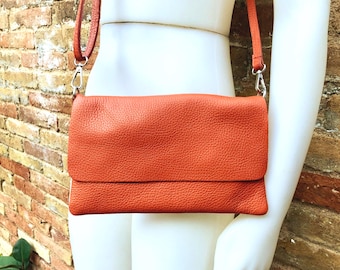 Kleine Ledertasche in Orange. Umhängetasche, Schultertasche aus ECHT Leder. Orangefarbene Geldbörse mit verstellbarem Riemen und Reißverschluss