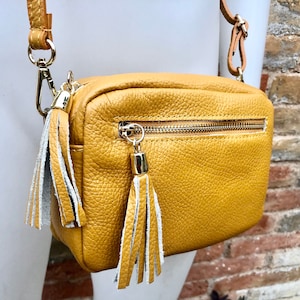 Petit sac jaune en cuir. Sac bandoulière ou bandoulière en cuir VÉRITABLE. Porte-monnaie en cuir jaune moutarde avec pompons, bandoulière réglable et fermeture éclair