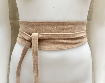 Ceinture OBI en daim beige. Ceinture portefeuille en daim doux naturel. Ceinture beige enveloppante. Ceinture bohème beige en cuir véritable. Ceinture beige autour de la taille.