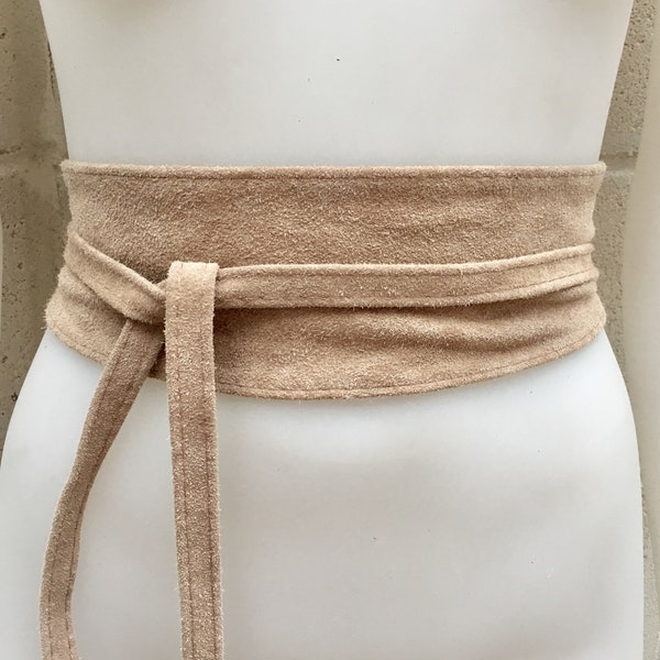 Beiget OBI-bälte i mocka. Omlottbälte i naturligt mjukt mocka. Beige omlottband. Beige boho-bälte i äkta läder. Beige midjebälte.