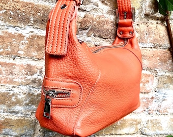 ORANGE Echtledertasche. Umhängetasche/Schultertasche, 2 verstellbare Riemen, länger + kürzer. Geschlossen wird es mit einem Reißverschluss.