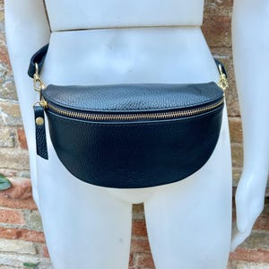 Kleine Leder Crossbody / Hüfttasche, Bum Pack Tasche aus echtem Leder. Schwarze Ledertasche mit verstellbarem Riemen. Kleines Täschchen