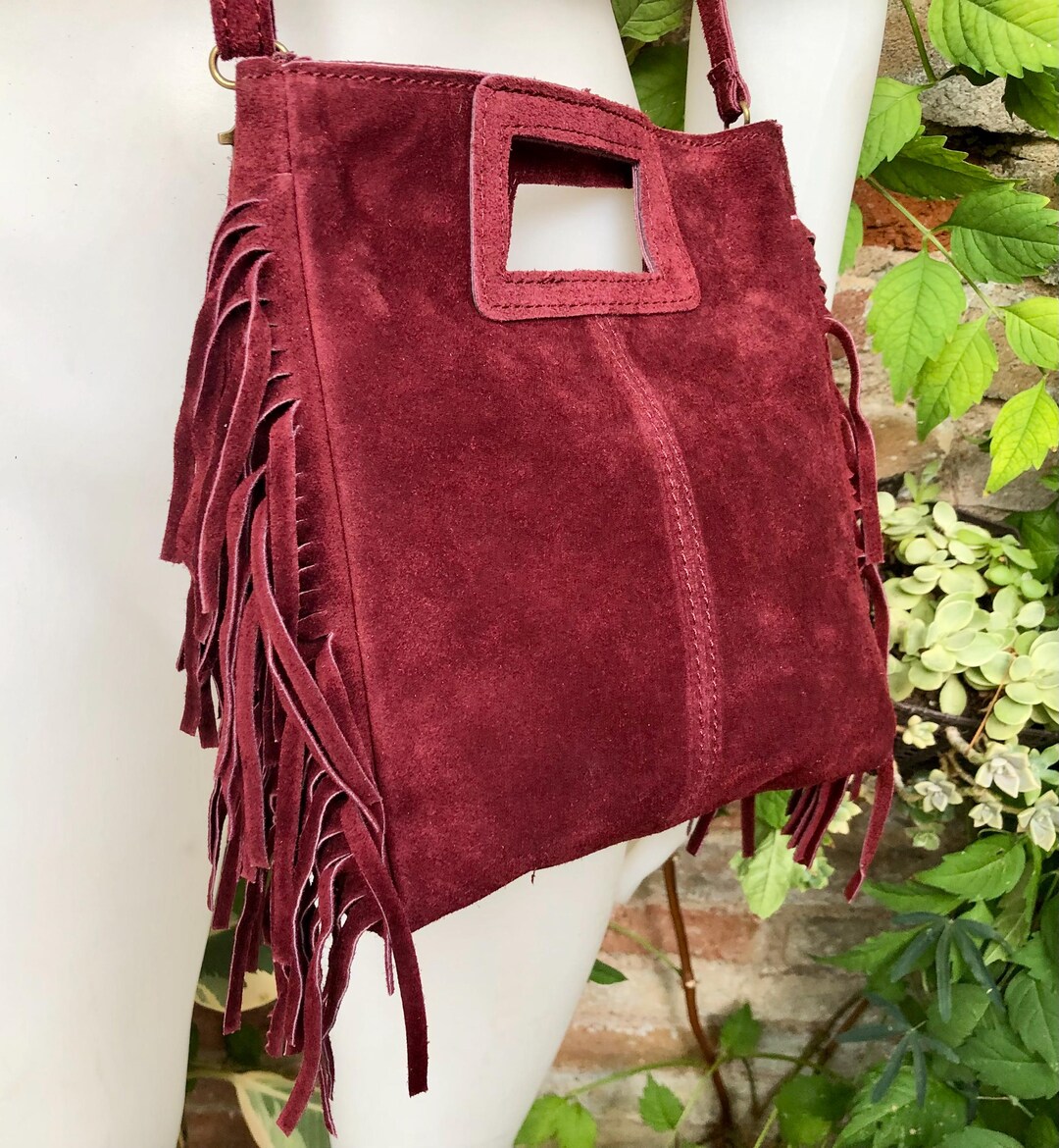 バーガンディのフリンジ付きクロスボディバッグ。フリンジ付きBOHO