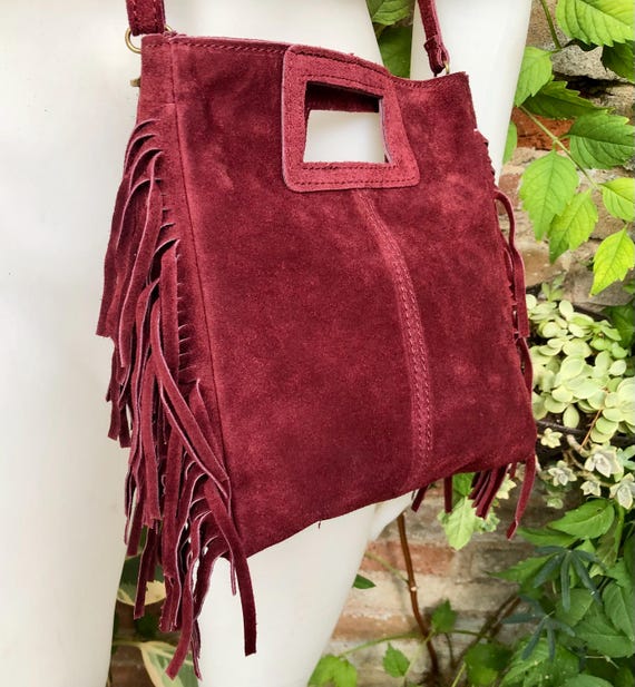 バーガンディのフリンジ付きクロスボディバッグ。フリンジ付きBOHO 