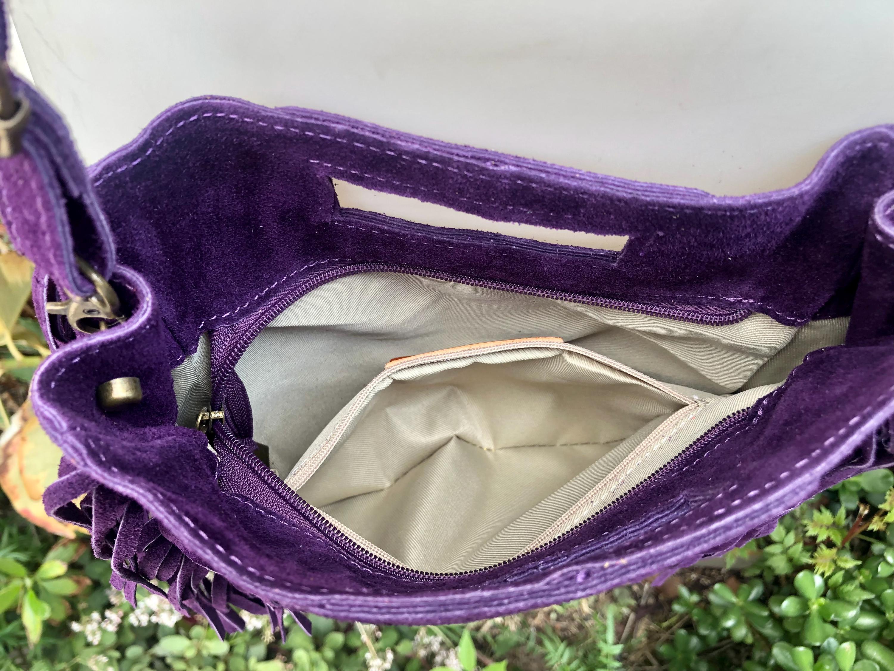 パープルのフリンジ付きクロスボディバッグ。フリンジ付きパープルの