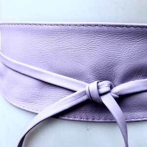 Ceinture obi violet clair en cuir véritable souple. Option PLUS LONGUE. Ceinture enroulée mauve. Ceinture enveloppante en cuir véritable lavande. image 8