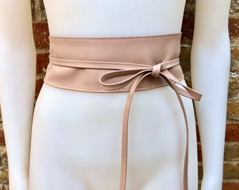 Ceinture enveloppante en cuir souple. Enveloppez la ceinture de ROSE poudré clair. Option plus longue. Ceinture portefeuille rose en cuir véritable. Ceinture pour robe portefeuille bohème