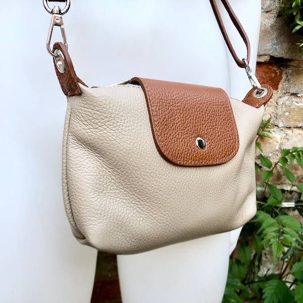 DUNKEL BEIGE + camelbraune kleine Ledertasche. Cross Body / Schultertasche aus echtem Leder. Taupefarbene Geldbörse mit verstellbarem Riemen, Reißverschluss + Klappe