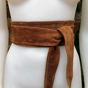 CAMEL BROWN obi belt. Wrap belt in soft suede. Wraparound waistbelt. Wide model. Boho dressbelt in TOBACCO suede . Saddle brown leather belt