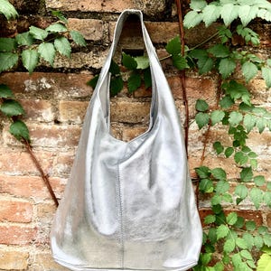 Torebka typu slouch. Skórzana torba typu tote w kolorze SREBRNYM z ZAMKIEM BŁYSKAWICZNYM. Miękka, naturalna, brokatowa skóra naturalna. SREBRNA skórzana torebka. Metaliczna, skórzana torba na ramię.