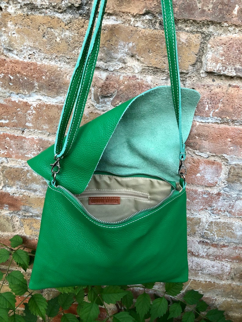 GREEN Cross body / shoulder bag. Genuine leather bag. Medium sized flat messenger bag with zipper adjustable strap. Green leather purse image 8