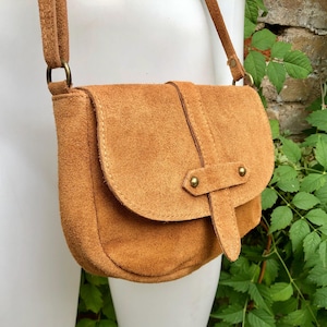 Sac en daim marron camel. Sac à bandoulière marron rouillé en cuir véritable. Petit sac en cuir avec bandoulière réglable et fermeture éclair. Sac à main en daim marron foncé