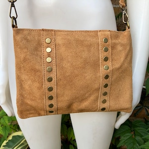 Sac à bandoulière. Sac à main en cuir suédé BRUN camel clair avec clous couleur bronze Sac messager en cuir suédé véritable. Sac à bandoulière marron Saddle