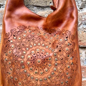 CAMEL brown distressed leather shoulder / crossbody bag. Soft genuine leather shopper. Rusty brown boho hippy bag. Brown leather purse