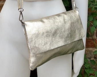 Kleine leren tas in GOUD. Crossbodytas, schoudertas van ECHT leer. Metallic glanzende tas met verstelbare riem, ritssluiting en klep.