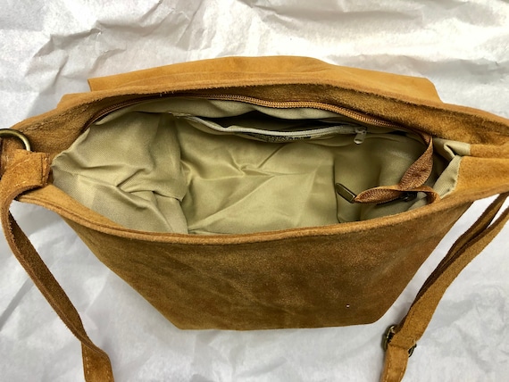 Bolso BOHO de piel serraje en color CAMEL BROWN claro. Bolso en suave piel de ante natural natural. Crossover bandolera en ante. Monedero marron mostaza Etsy Espana