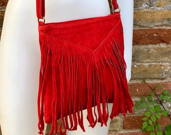 Bolsa cruzada para cadáveres. Bolso de piel ante BOHO en ROJO con flecos. Bolso mensajero en suave piel de gamuza genuina. Bolso hippy crossbody rojo oscuro