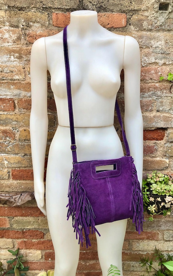 パープルのフリンジ付きクロスボディバッグ。フリンジ付きパープルの