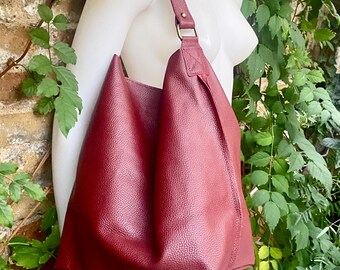 Slouch leather bag in burgundy leather. Wine red hobo shoulder bag. Genuine leather book / tablet bag. Leather shopper. Dark red purse