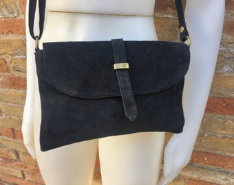 Sac en cuir de daim en NOIR. Sac crossbody en cuir AUTHENTIQUE. Petit sac en cuir avec sangle réglable et fermeture éclair. Enveloppe en cuir NOIR