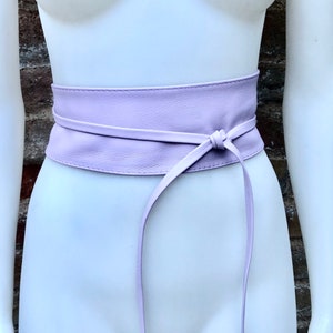 Ceinture obi violet clair en cuir véritable souple. Option PLUS LONGUE. Ceinture enroulée mauve. Ceinture enveloppante en cuir véritable lavande. image 1