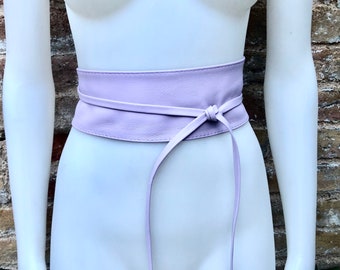 Ceinture obi violet clair en cuir véritable souple. Option PLUS LONGUE. Ceinture enroulée mauve. Ceinture enveloppante en cuir véritable lavande.