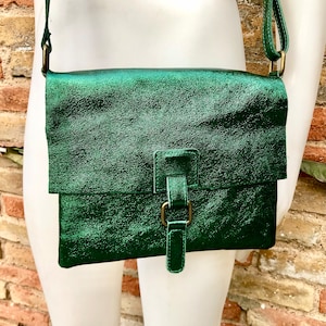 Metallisch grüne Umhängetasche / Umhängetasche, kleine Umhängetasche aus echtem Leder, Messenger-Tasche mit Reißverschluss und Klappe. Kleine Geldbörse aus grünem Leder